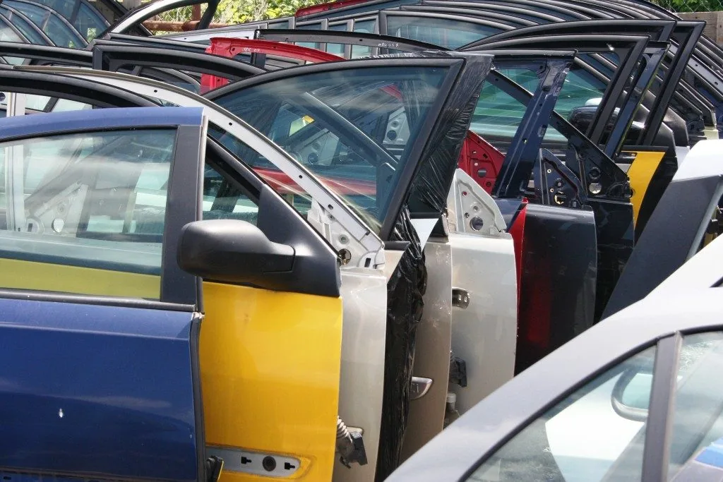 Vozy a použité dveře v areálu vrakoviště Renault